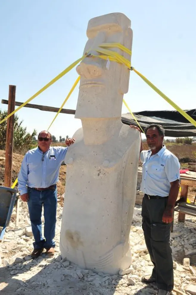 Escultor pascuense talla moai de tres metros en La Serena