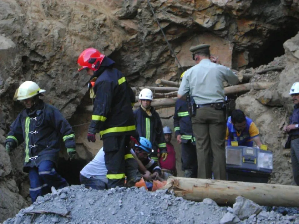 Dos mineros accidentados tras derrumbe en faena