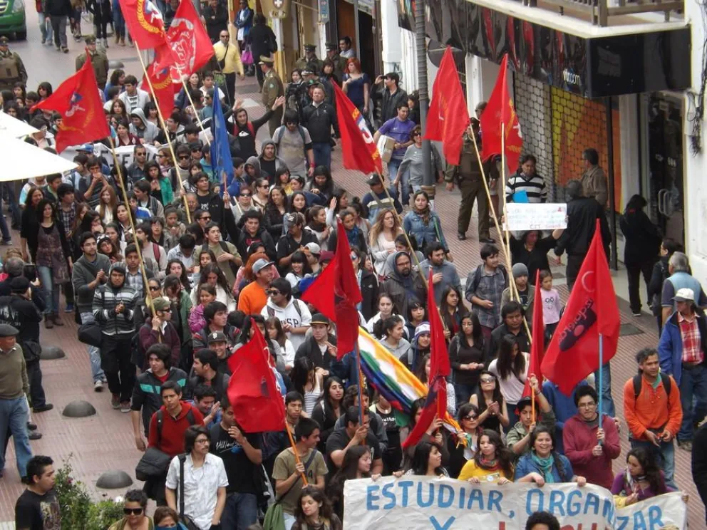 Centenares de jóvenes marcharon por la educación pública