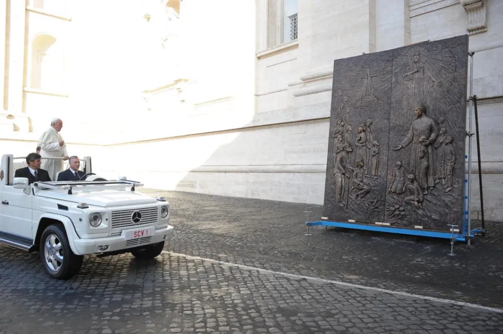 Papa Francisco bendijo puertas de bronce de la Cruz del Tercer Milenio