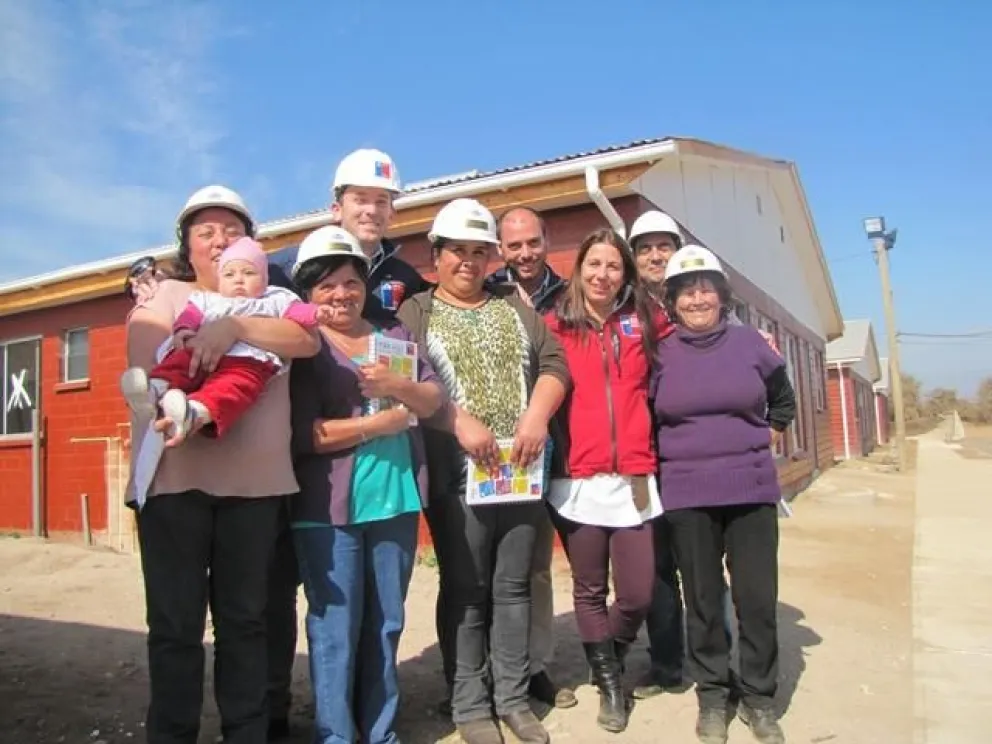 Familias de campamento social “El Martillo” conocen sus viviendas