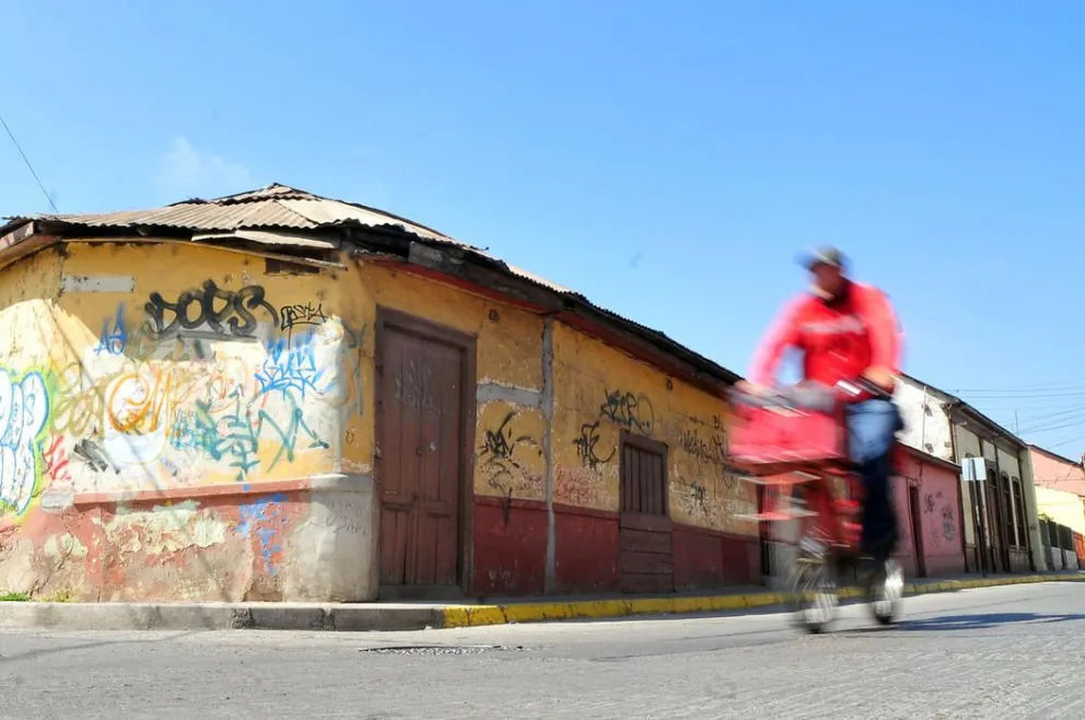 Recuperan las fachadas de la calle Almagro