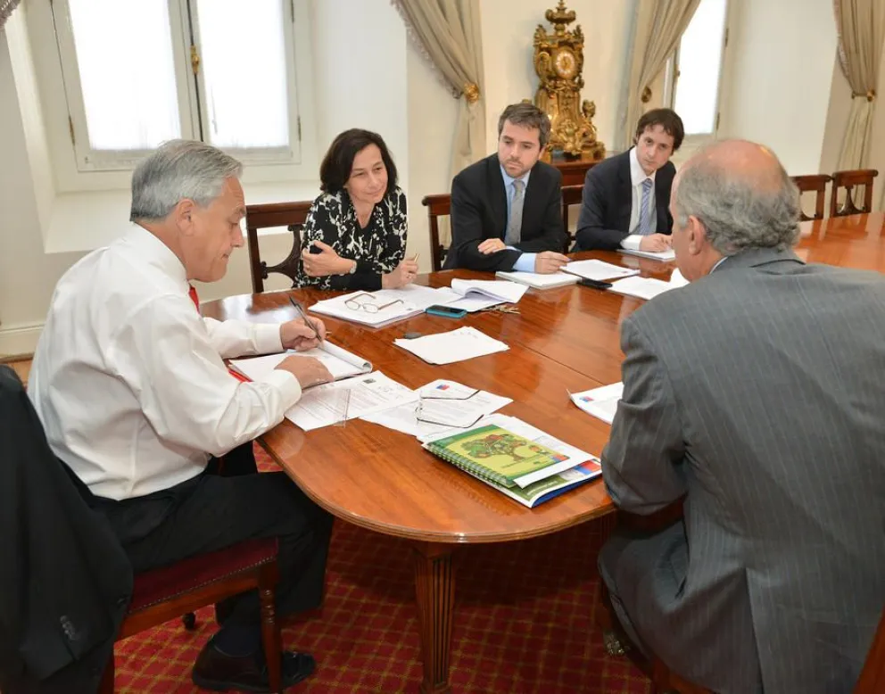 Casi 4 de 10 chilenos aprueban la gestión del Presidente Piñera