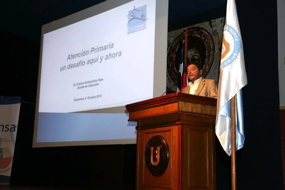 Alcalde de Coquimbo expuso sobre desafios en la salud primaria de la comuna en la UCN