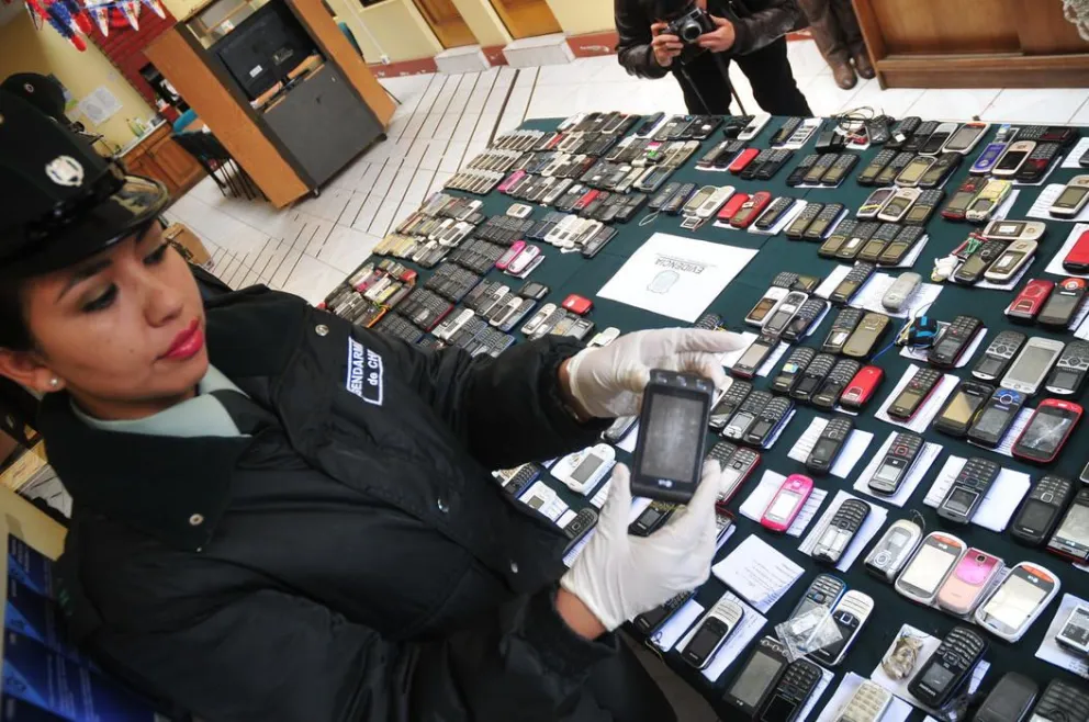Estadística de Gendarmería apunta que 45 celulares ingresan al mes a la cárcel