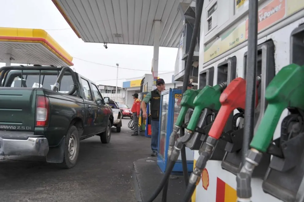 Precio de las bencinas caerá hasta $34 por litro a partir de este jueves