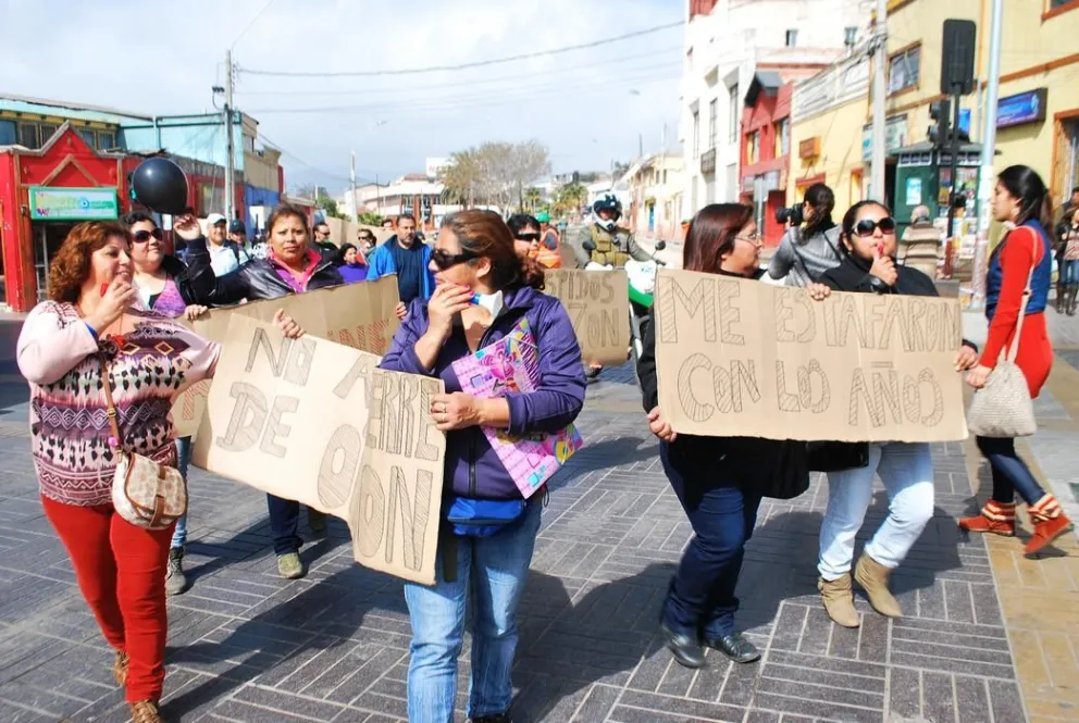 Extrabajadores de Orizon marcharon pacíficamente por el centro de Coquimbo