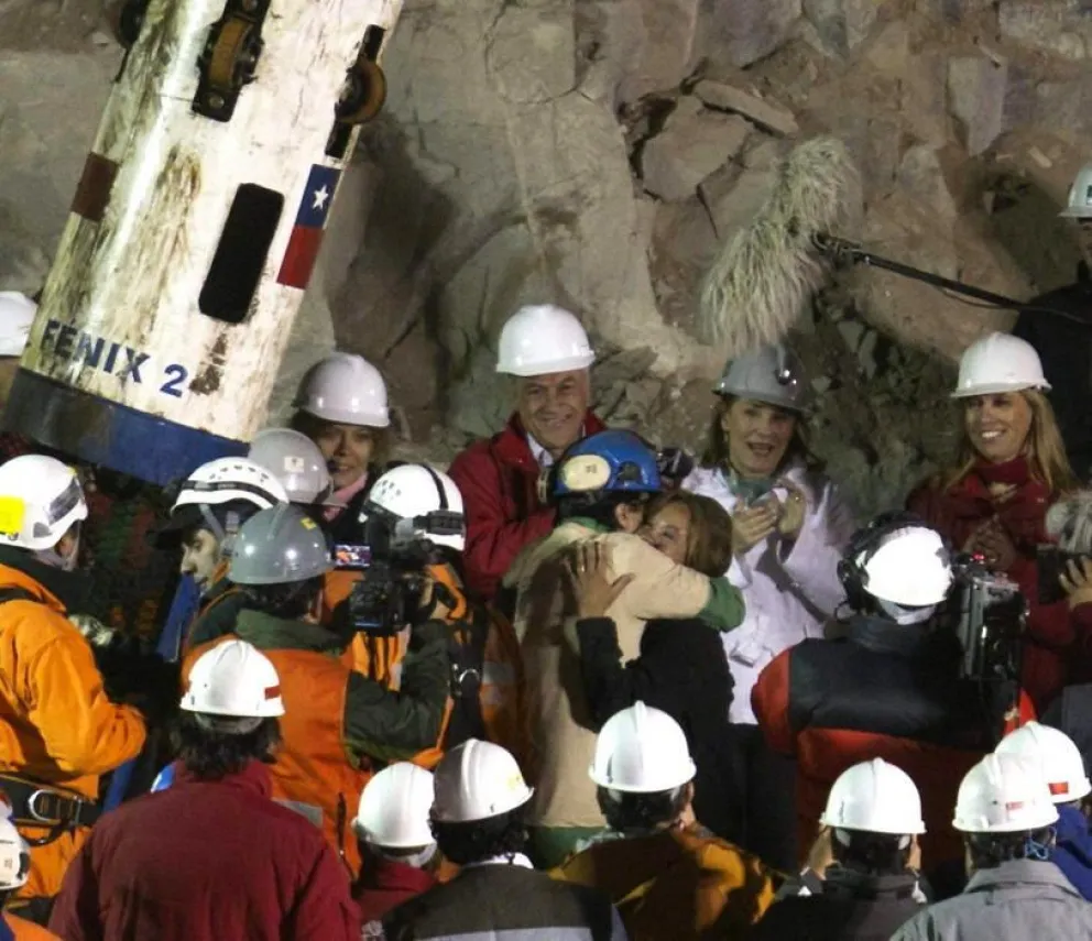 A tres años del derrumbe, los 33 mineros siguen afectados y no hay culpables