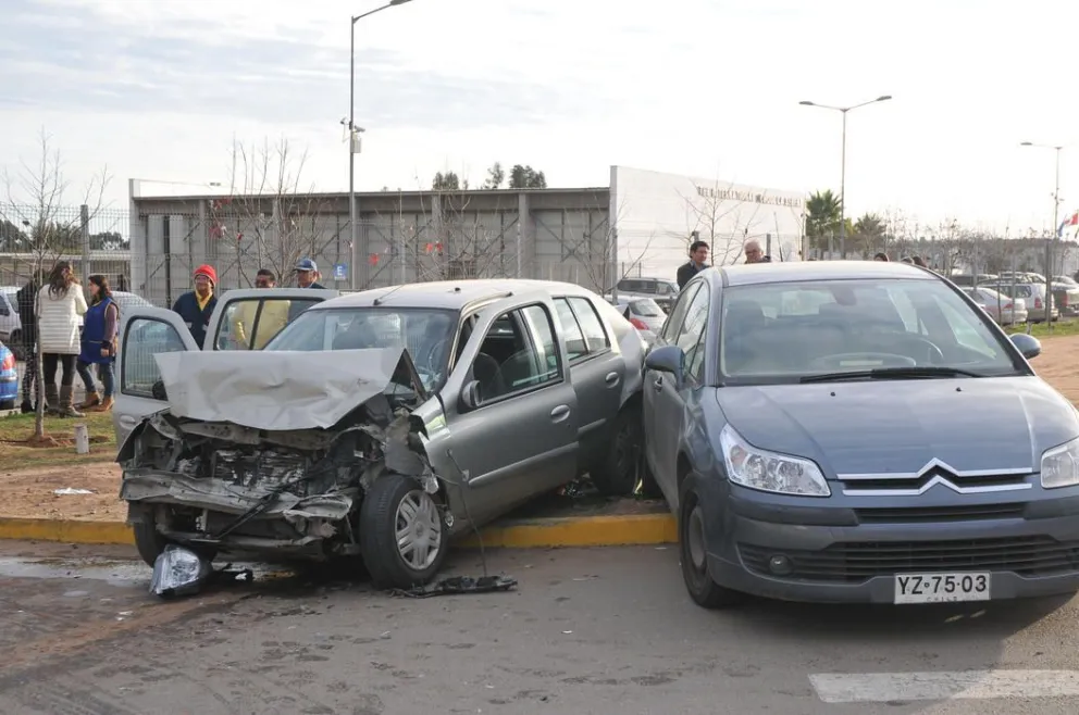 Choque entre camión y dos vehículos deja 3 lesionados | Diario el Día