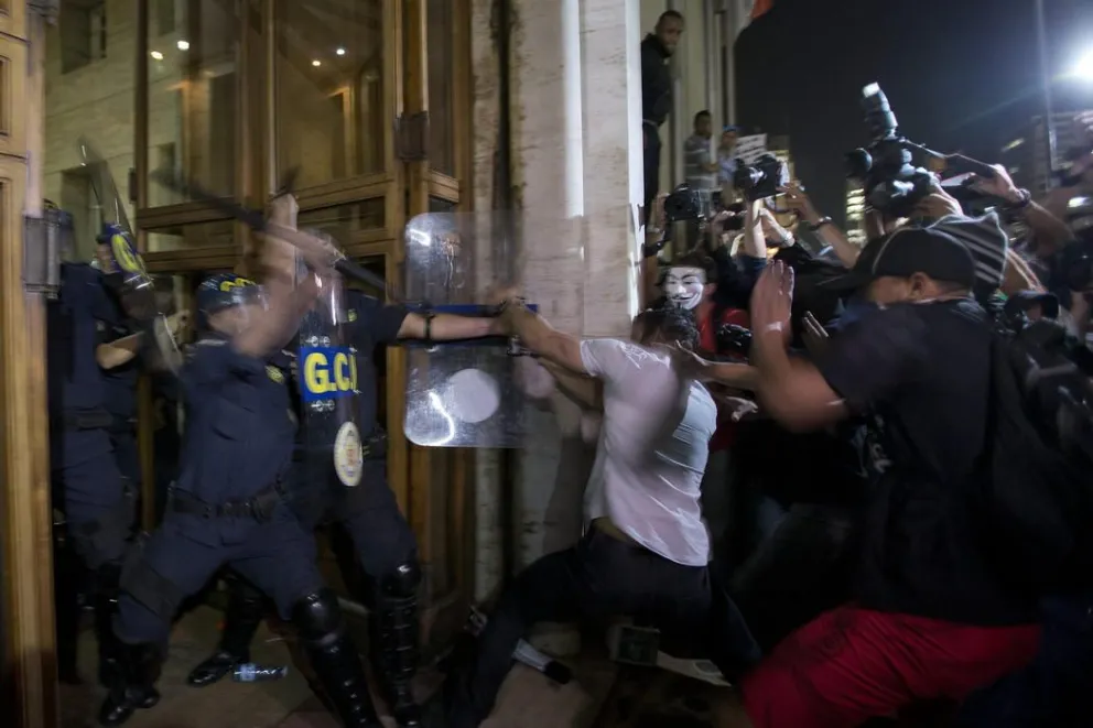 Manifestantes intentan invadir alcaldía de Sao Paulo