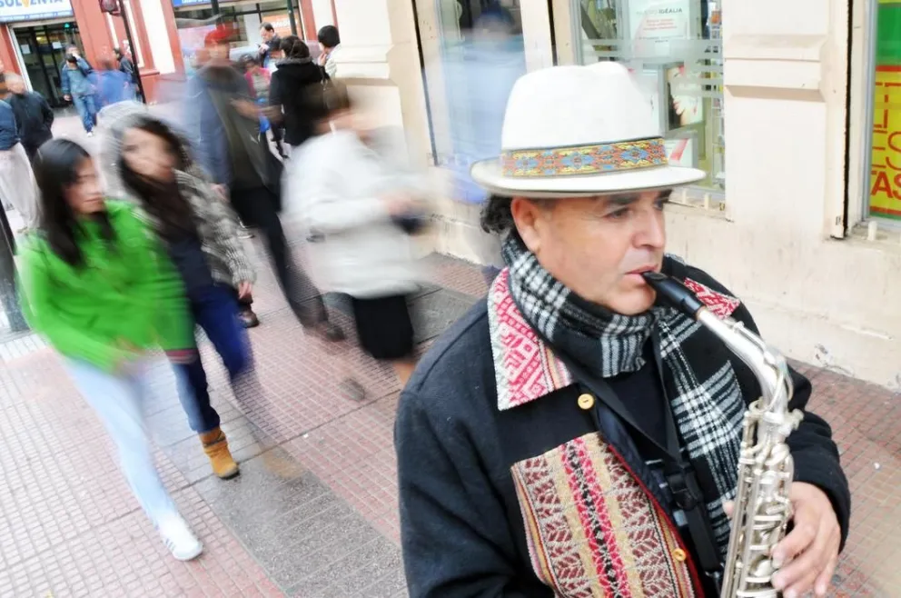 José Pierce y sus 30 años de músico callejero