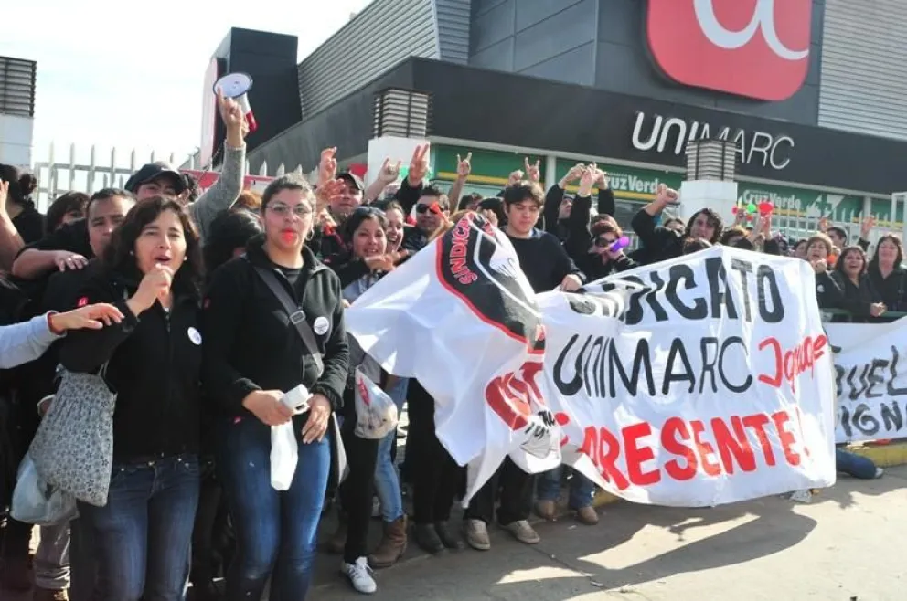 Trabajadores de Unimarc se manifiestan en local de Las Compañías