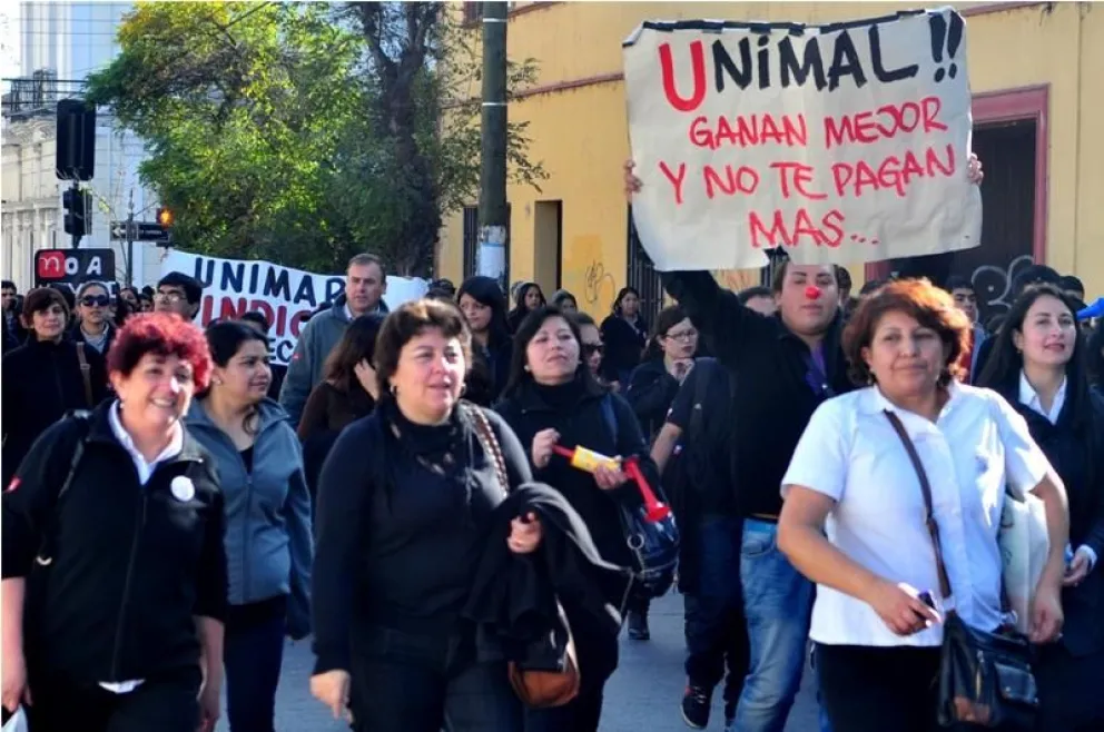 Trabajadores de supermercado Unimarc marchan por el centro de La Serena