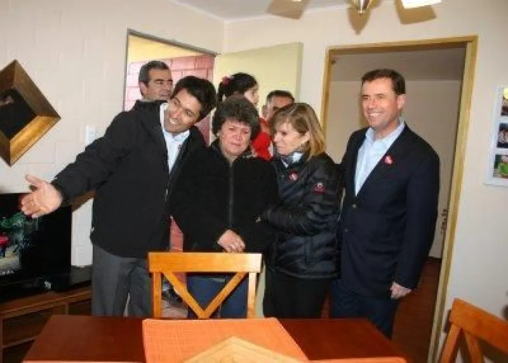 Familia de niña que conmovió al país en la Teletón recibe nueva vivienda