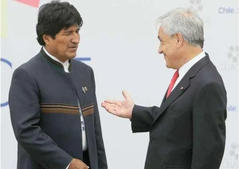 Morales reitera acusaciones contra Piñera pese a protesta