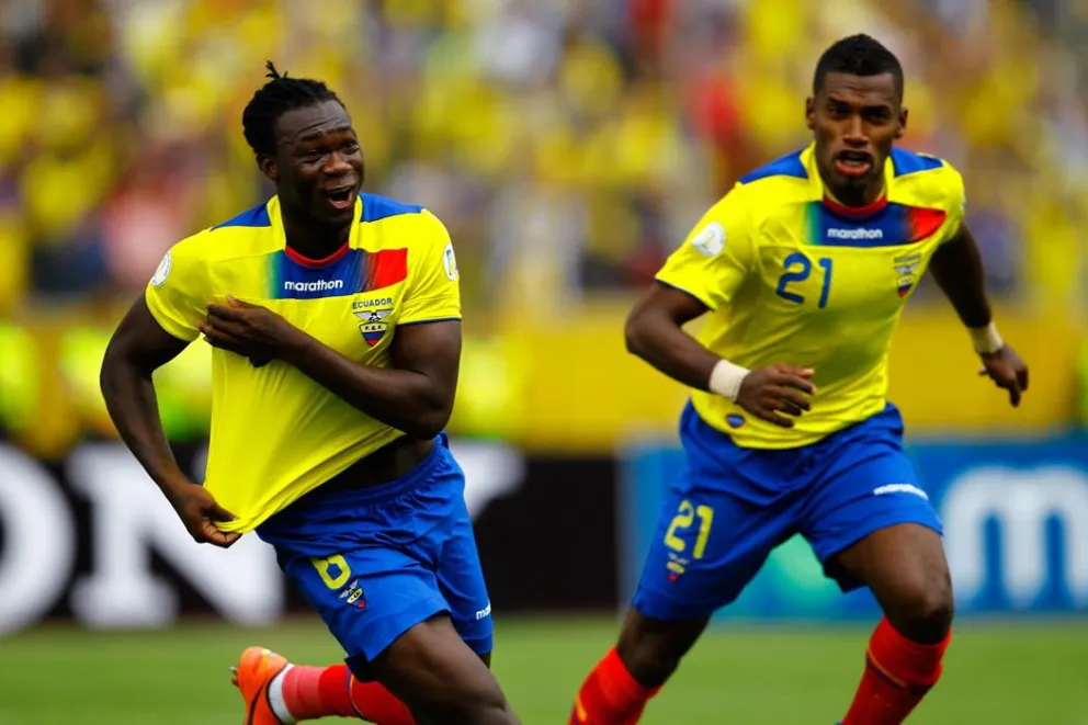 Ecuador quiere acortar distancias con Argentina por la victoria y un pie en brasil