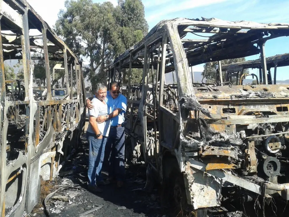 Millonarias pérdidas deja incendio de tres microbuses en Coquimbo