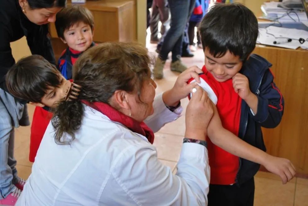 Con vacunas buscan prevenir la influenza en los escolares