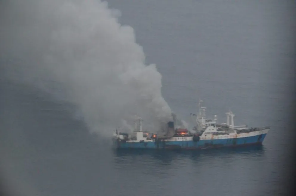 Buque chino accidentado cerca de la Antártida continúa en llamas