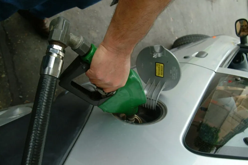 Enap anunció que bencinas bajan hasta $18 por litro a partir de este jueves