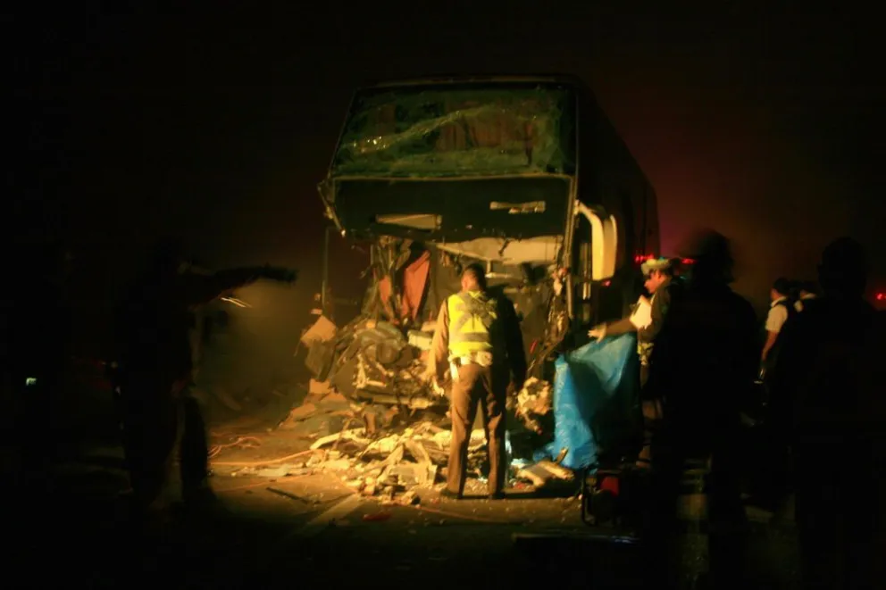 Accidente entre bus y camión termina con un muerto y 16 heridos