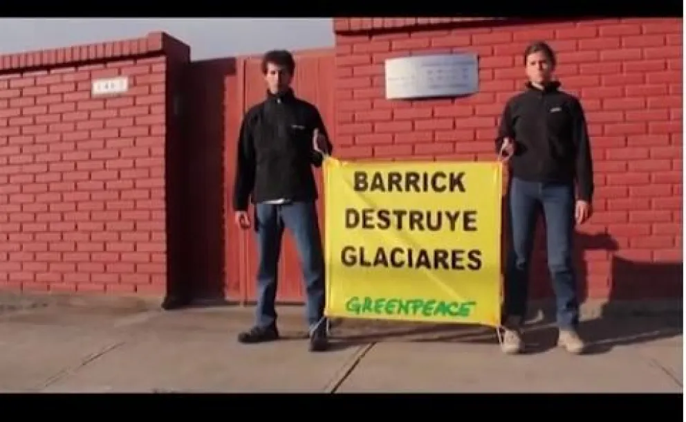Activistas de Greenpeace protestan por destrucción de glaciares
