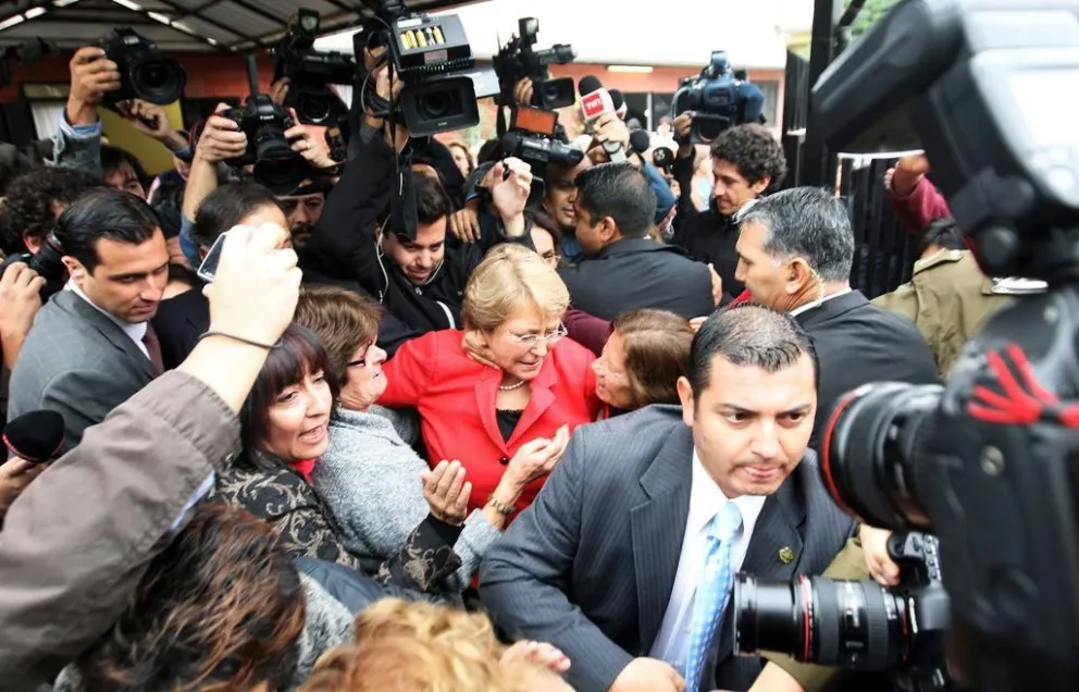 Bachelet se compromete a ir contra el lucro en educación