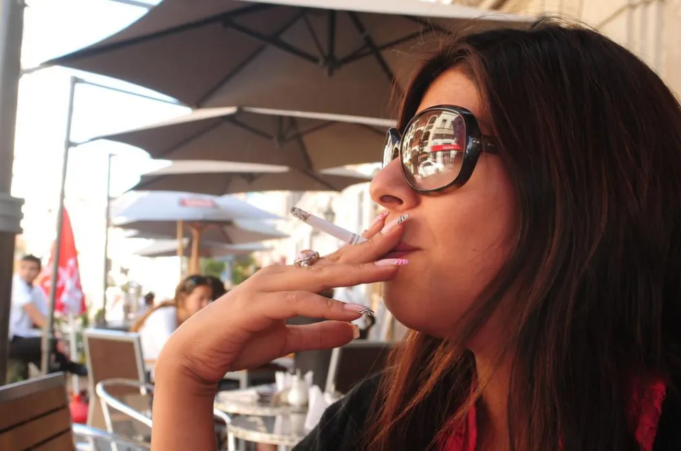 Fumadores acatan la Ley del Tabaco con molestia y piden sus propios espacios