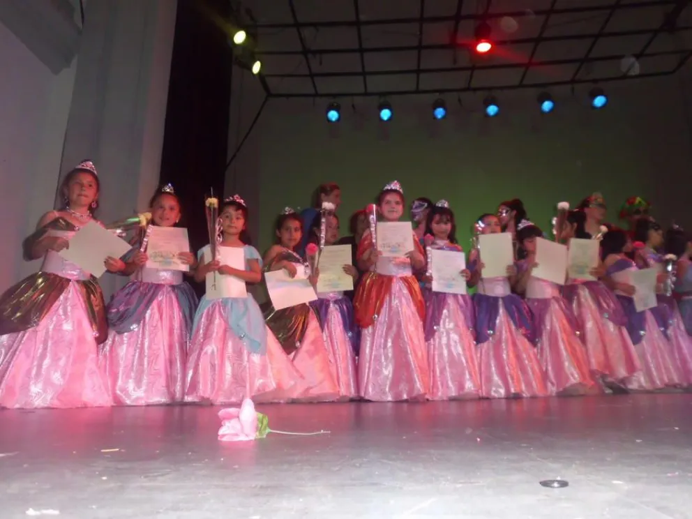 Escuela de danza cierra el 2012 con espectacular gala