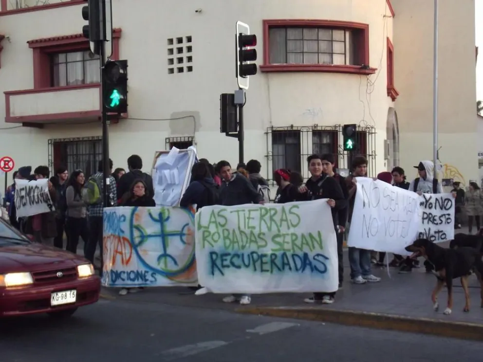 Jóvenes protestan en apoyo al pueblo Mapuche