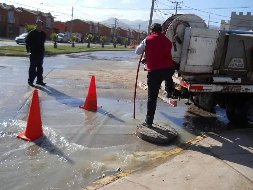 Colapso de alcantarillado provoca escurrimiento de aguas servidas
