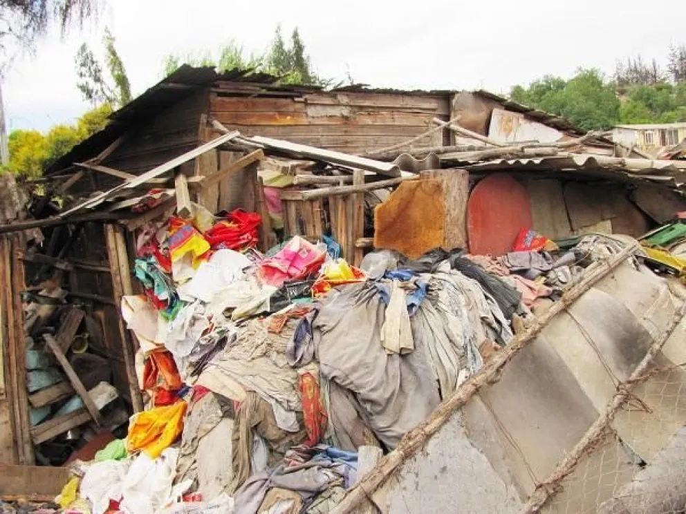 Molestia en vecinos por casa llena de basura