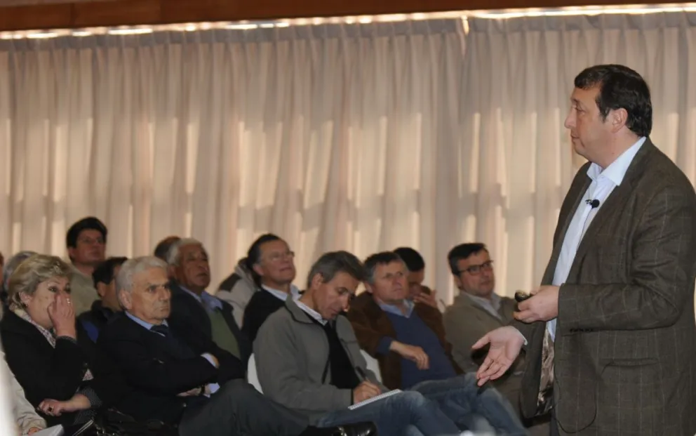 La actividad realizada en La Serena contó con la exposición del abogado experto en legislación hídrica, Rodrigo Weisner, quien aclaró los alcances que tendría esta iniciativa. FOTO ANDREA CANTILLANES