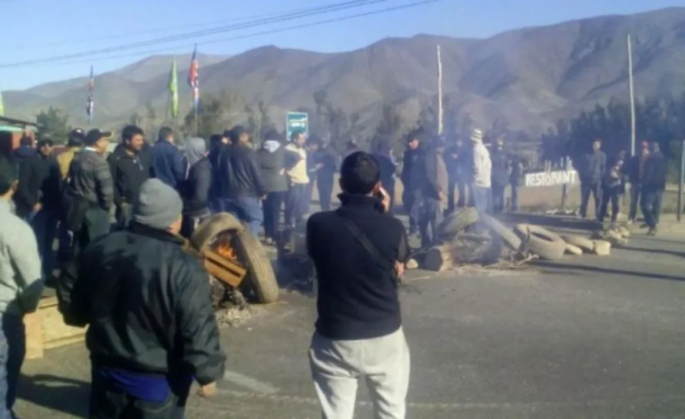 Los trabajadores a los que la compañía minera les adeuda sueldos y cotizaciones han realizado reiteradas manifestaciones para exigir su cancelación. FOTO CEDIDA