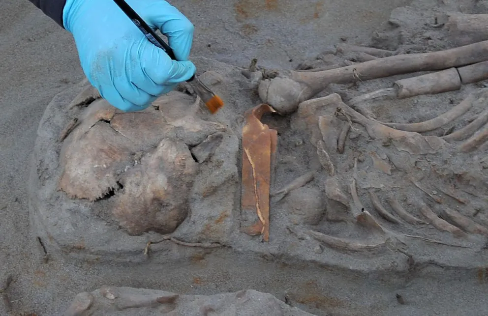 El hallazgo más importante son dos piezas de una especie de collar de al menos 30 centímetros de largo que se encuentra en el cuello de uno de los cuerpos. FOTO LAUTARO CARMONA