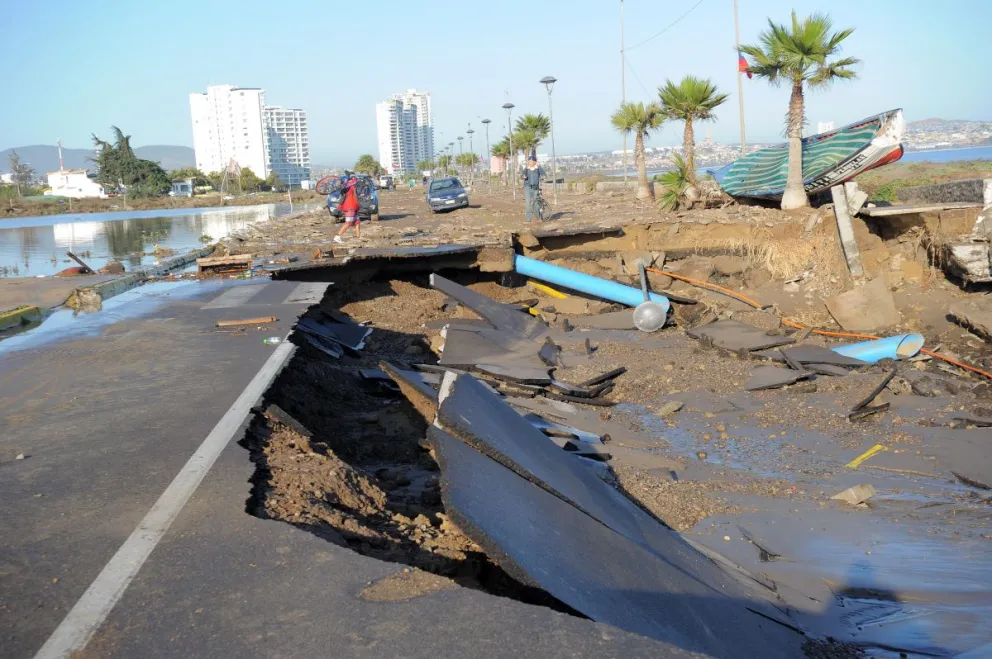 Esta fotografía muestra el estado en que quedó la Avenida Costanera tras el impacto de las olas. FOTO LAUTARO CARMONA