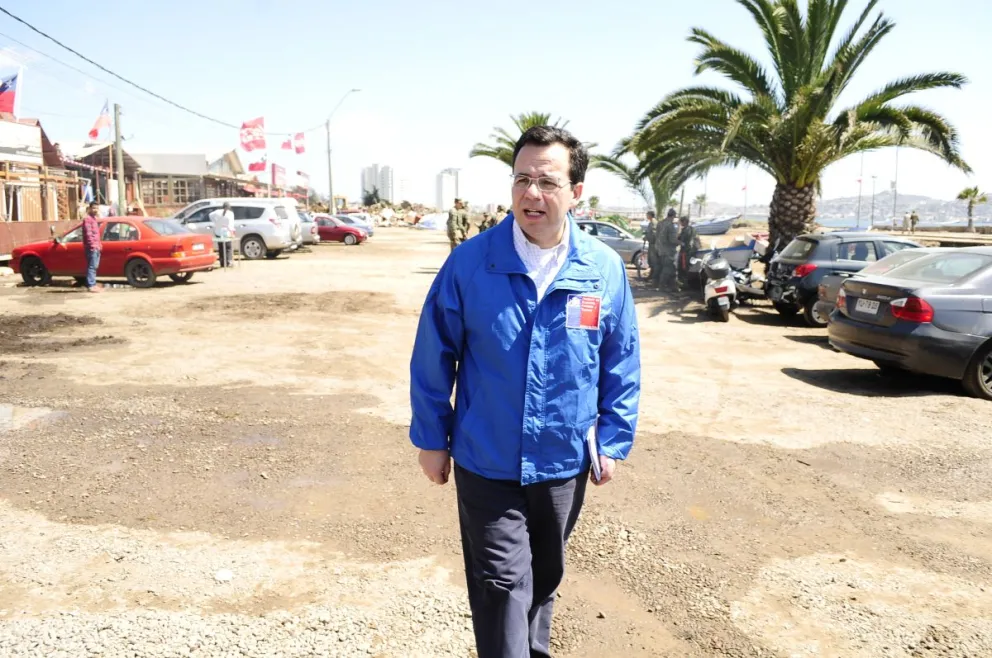 Tras la catástrofe, el secretario de Estado recorrió los lugares más afectados y anunció medidas especiales para la recuperación de los sectores productivos. FOTO ANDREA CANTILLANES