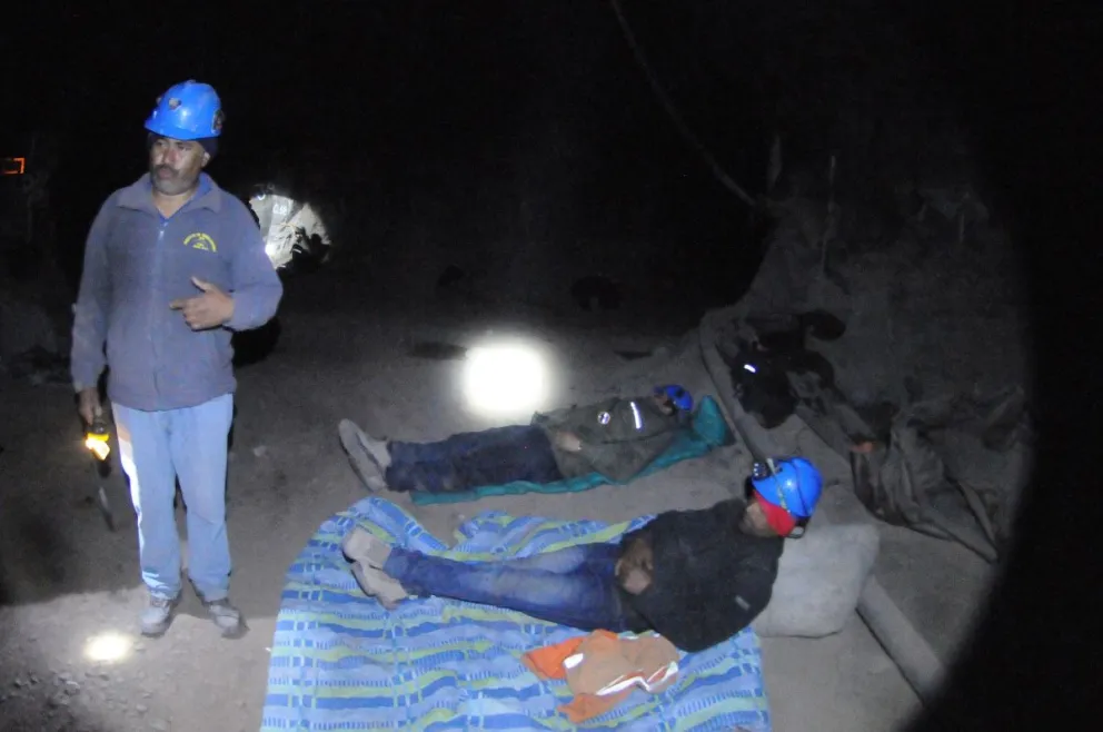 Los trabajadores se encuentran en un lugar al interior de la mina a la espera de una respuesta a sus requerimientos, varios ya con evidente deterioro de salud. FOTO ANDREA CANTILLANES