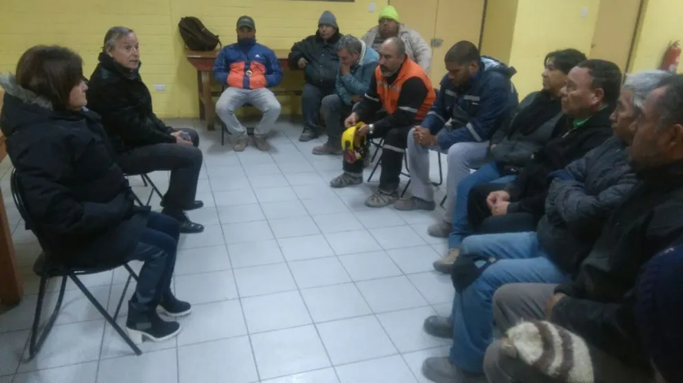 Anoche el seremi del trabajo y la directora regional del trabajo se reunieron  con los trabajadores de Linderos en la sede social de Marquesa, Vicuña