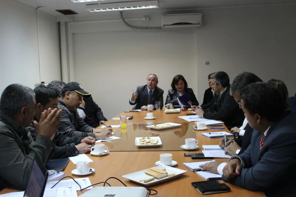 La reunión se llevó a cabo ayer en dependencias de la dirección del Trabajo y fue encabezada por el seremi de esta cartera, Rodrigo Bravo. FOTO EL DÍA