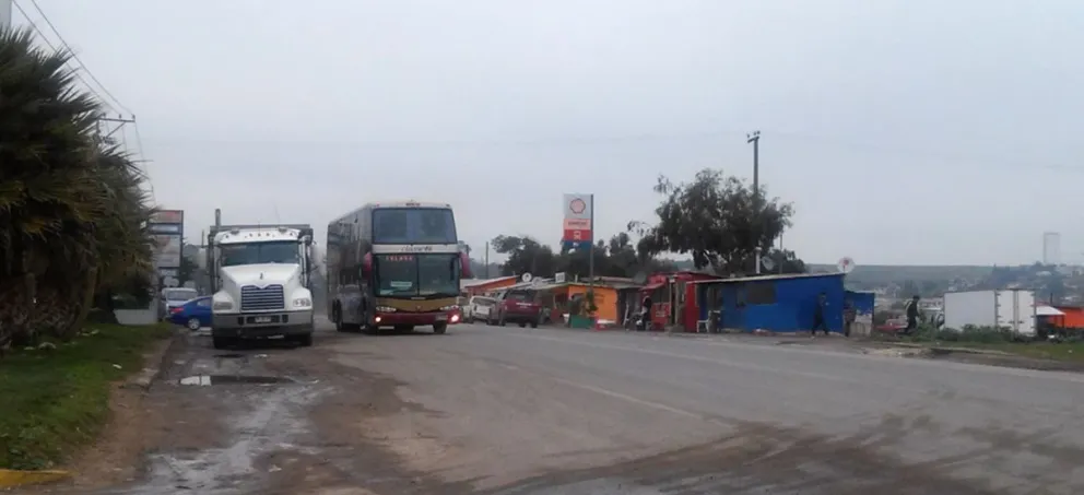 Los comerciantes vileños señalan que el paso y detención de los camiones en su lugar de trabajo impide la parada de los buses, que son sus principales clientes. FOTO CEDIDA