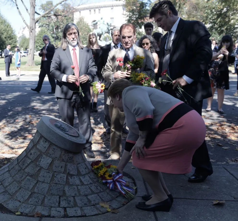 La presidenta de Chile, Michelle Bachelet, ubica una ofrenda floral durante la ceremonia de conmemoración del 40 aniversario del atentado que acabó con la vida del diplomático y senador Orlando Letelier . EFE