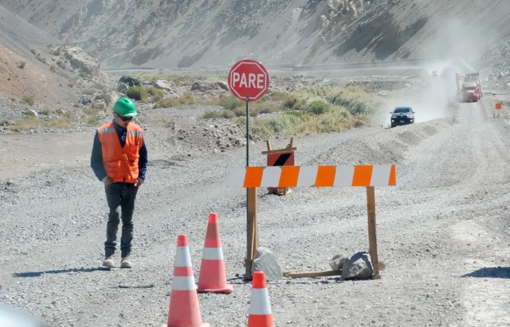 Los trabajos que estaba desarrollando esta empresa quedaron inconclusos por lo que ahora el MOP deberá licitar el 40% restante de la carretera que no está terminado. FOTO LAUTARO CARMONA