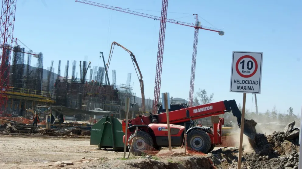 Obras como la construcción del nuevo hospital de Ovalle estarían colaborando hoy para que la capital del Limarí registre la tasa de desempleo más baja en la región, con sólo un 3,3%. FOTO EL OVALLINO
