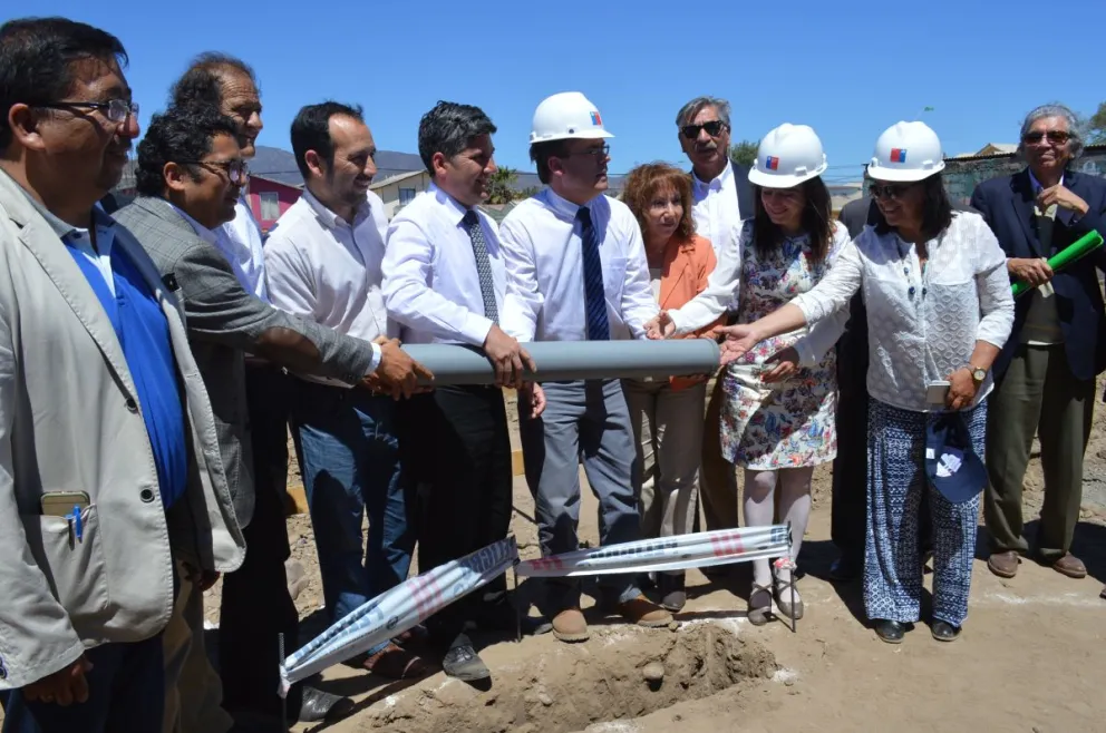 PIE DE FOTO: En la provincia de Limarí, el secretario de Estado participó de la colocación de la primera piedra del nuevo Cesfam de Ovalle, que beneficiará a 30 mil personas y cuya inversión será de 3.856 millones de pesos. FOTO EL OVALLINO