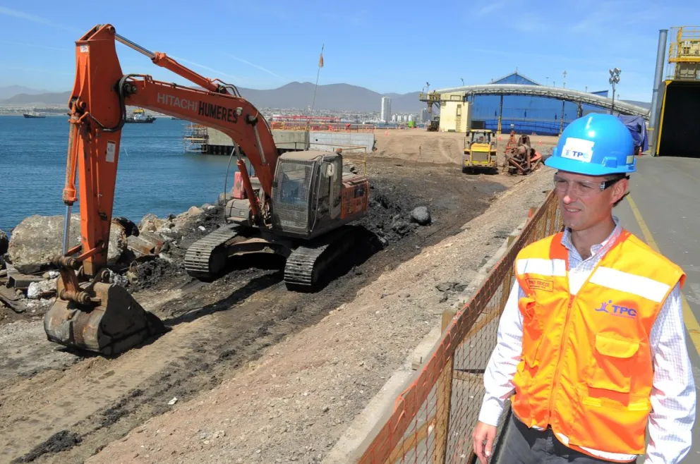 Los trabajos de reparación del muelles 2 ya están avanzados, lo que permitirá a partir de diciembre el atraque de dos embarcaciones de manera simultánea. FOTO LAUTARO CARMONA