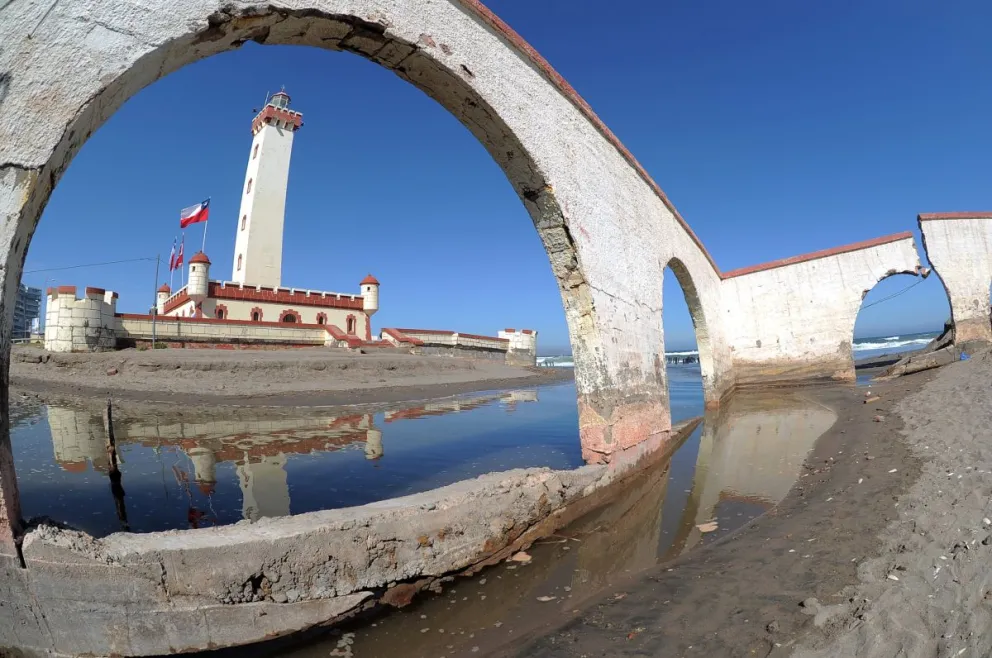 La infraestructura, declarada monumento nacional el 2010, registra serios daños por el impacto de marejadas y el tsunami, además de la acción humana. FOTO LAUTARO CARMONA