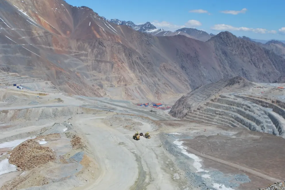 En conflicto se ha generado por un botadero que fue utilizado por Minera Los Pelambres en Cerro Amarillo, donde además de los neumáticos se depositó material de roca estéril. FOTO CEDIDA