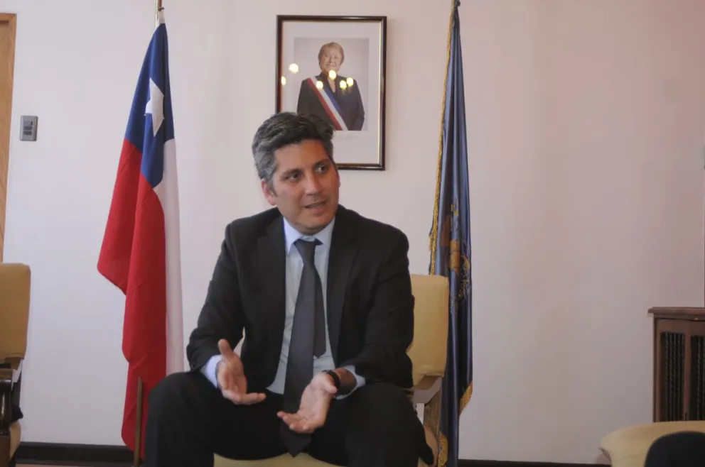 El intendente asegura que esta obra binacional traerá un importante desarrollo a la zona, pues la conectará con el Corredor Bioceánico Central. FOTO ANDREA CANTILLANES