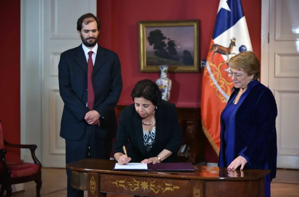 La Presidenta de la República, Michelle Bachelet y la ministra de Minería, Aurora Williams firmaron el proyecto de Ley en La Moneda. FOTO MINISTERIO DE MINERÍA